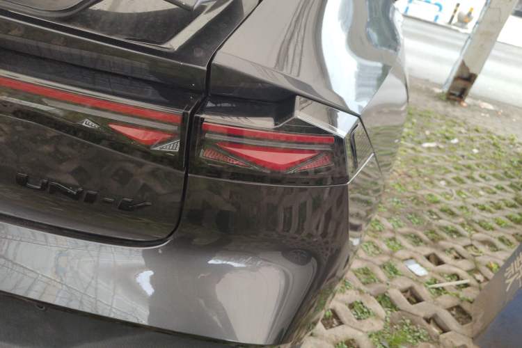 Used Changan UNI-V 2025 Model Third-Generation 2.0T Dynamic Edition