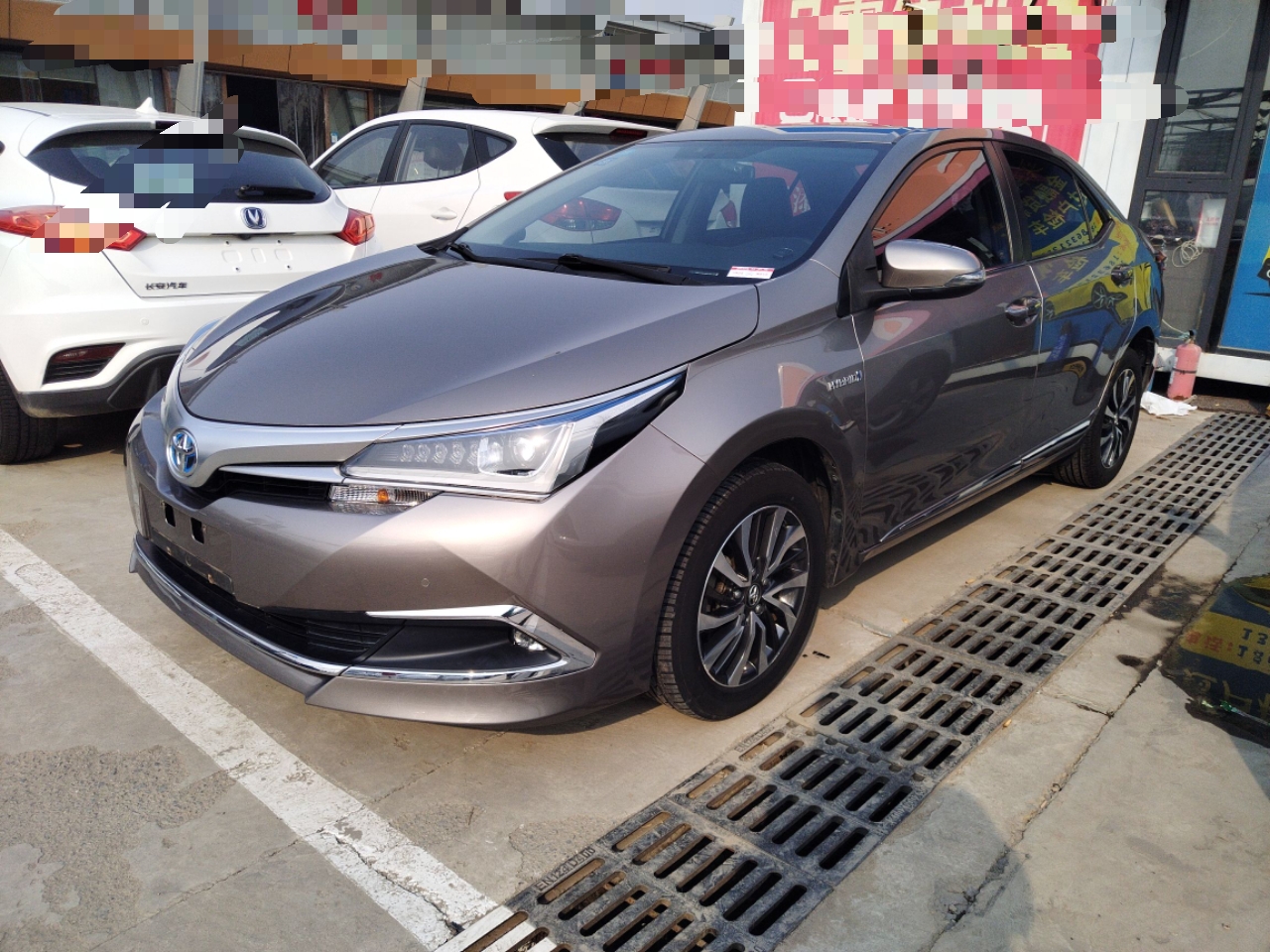 Под передней частью автомобиля