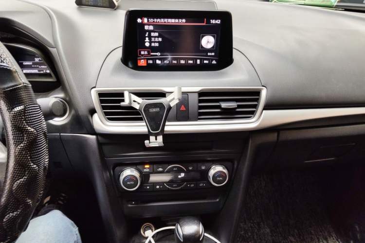 Used Mazda 3 Axela 2017 Sedan 1.5L Automatic Luxury Model China VI Standard Audio And AC Panel