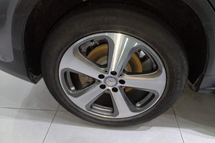 Used Mercedes-Benz GLC 2017 GLC 300 4MATIC Sport Edition Right Rear Wheel Hub