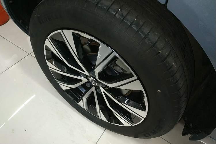 Used Volvo XC60 2023 B5 4x4 Smart Luxury Edition Right Rear Wheel Hub