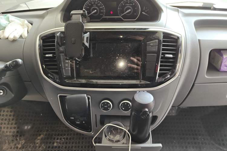 Used SAIC MAXUS Xintu V80 2021 2.0T AMT Classic Aoyuntong Short Wheelbase Mid-Roof 5/6-Seater
