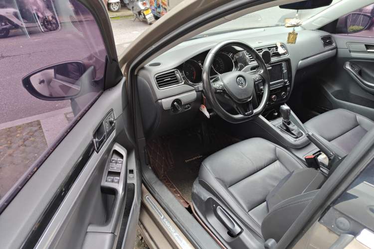 Used Volkswagen Sagitar 2017 180TSI Automatic Luxury Edition Driver Seat