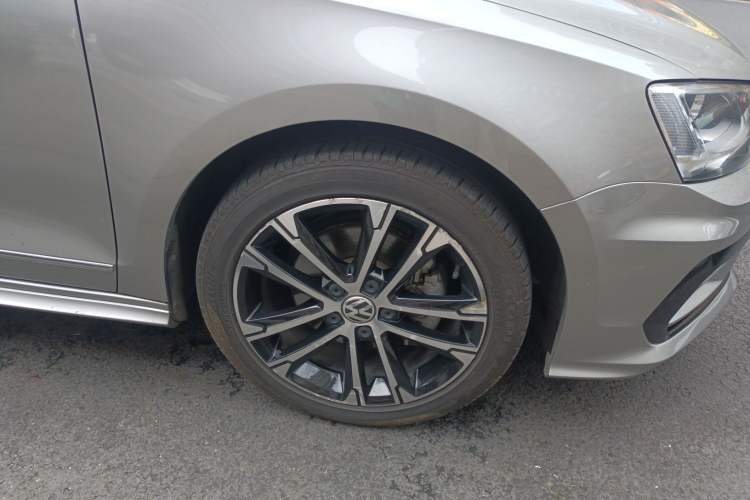 Used Volkswagen Sagitar 2016 280TSI Automatic R-Line Right Front Wheel Hub