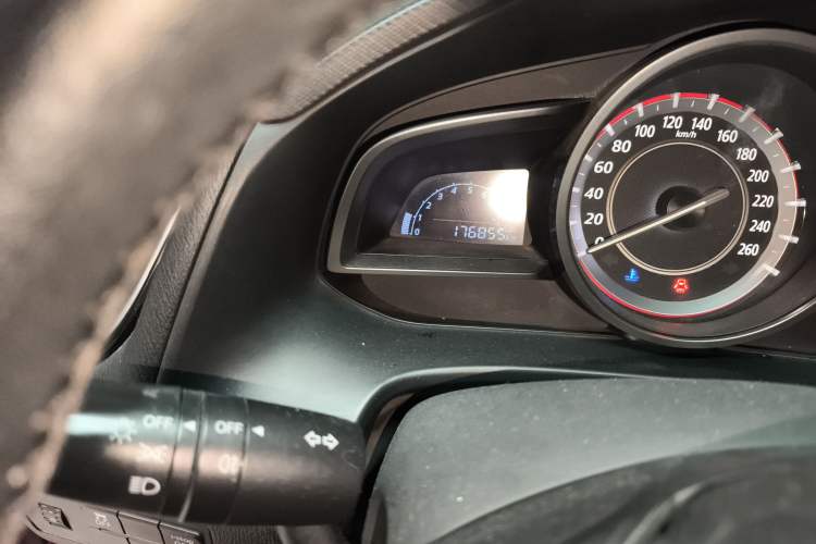 Used Mazda 3 Axela 2014 Sedan 1.5L Manual Comfort Model