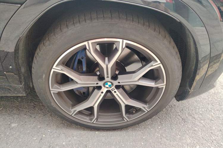 Used BMW X6 2020 xDrive40i Luxury Model with M Sport Package Right Front Wheel Hub