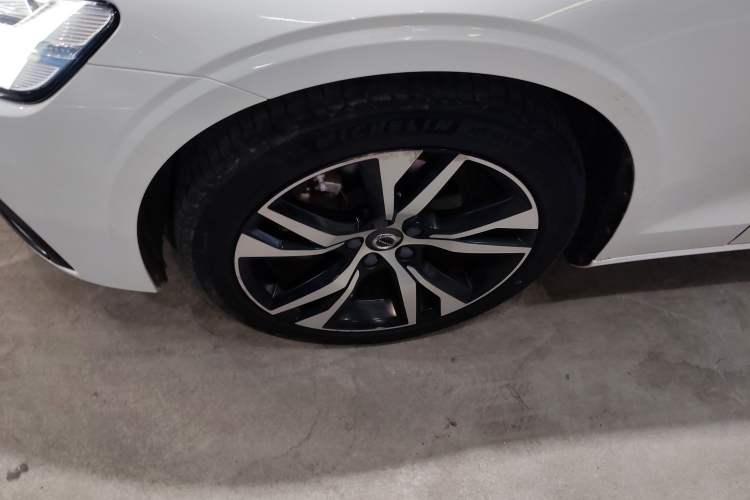 Used Volvo S60 2021 T4 Zhiyuan Sport Edition Left Front Wheel Hub