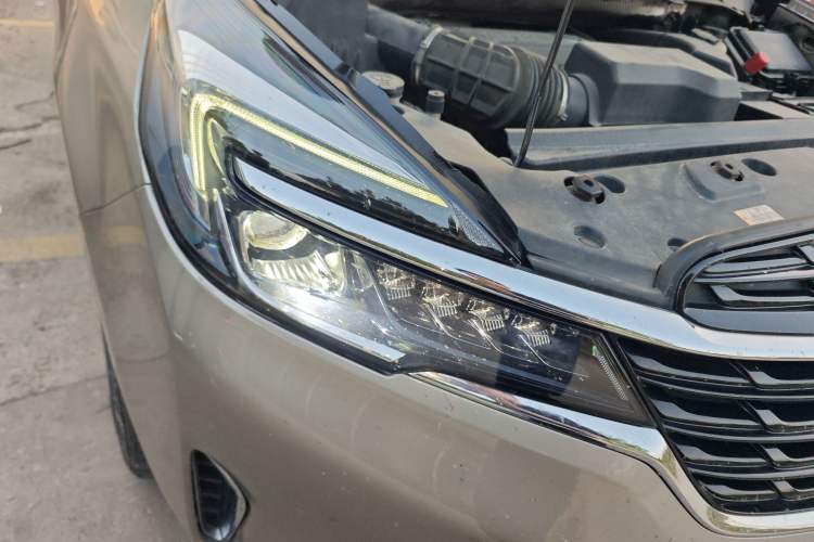 Used Buick GL8 2022 Land Business Class 652T Luxury Model Right Front Headlight