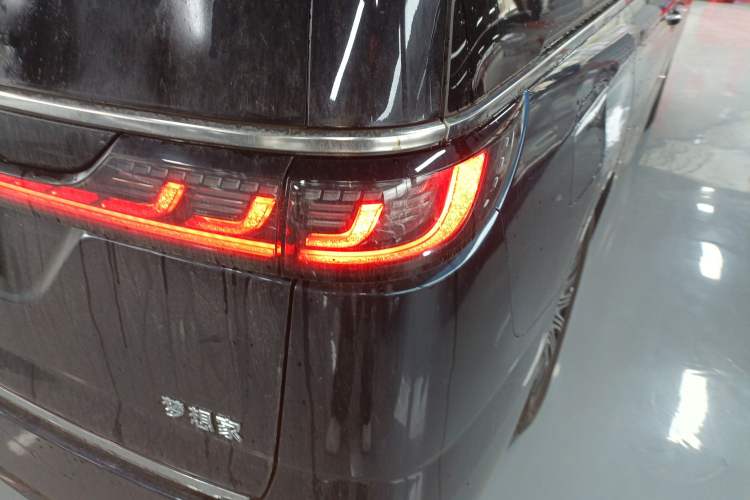 Used VOYAH Dream 2025 EV Four-Wheel Drive Flagship Kunpeng Edition Exterior 3