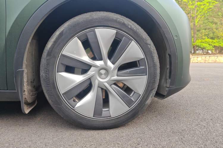 Used Tesla Model Y 2022 Long-Range All-Wheel-Drive Version Right Front Wheel Hub