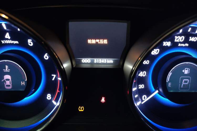 Used Hyundai Sonata 2011 2.0L Automatic Supreme Edition Odometer Close Up