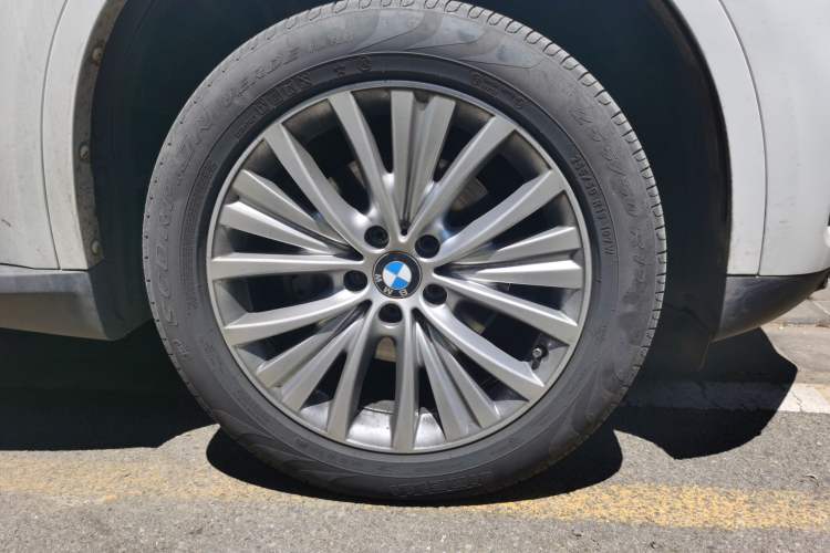 Used BMW X5 2017 xDrive28i Right Front Wheel Hub