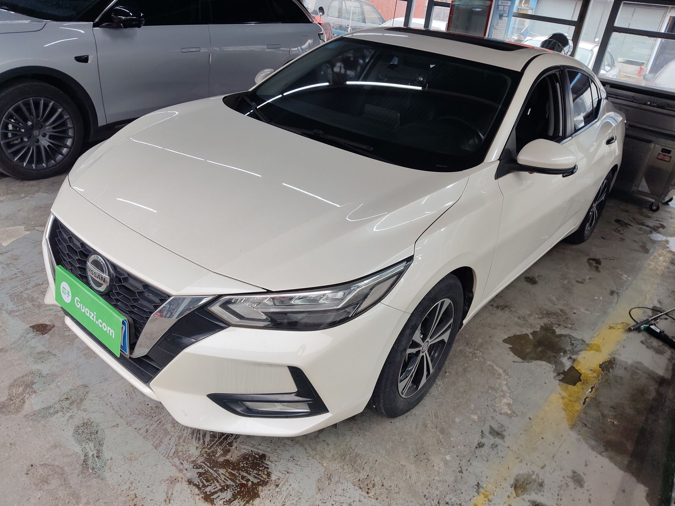 تحت مقدمة السيارة