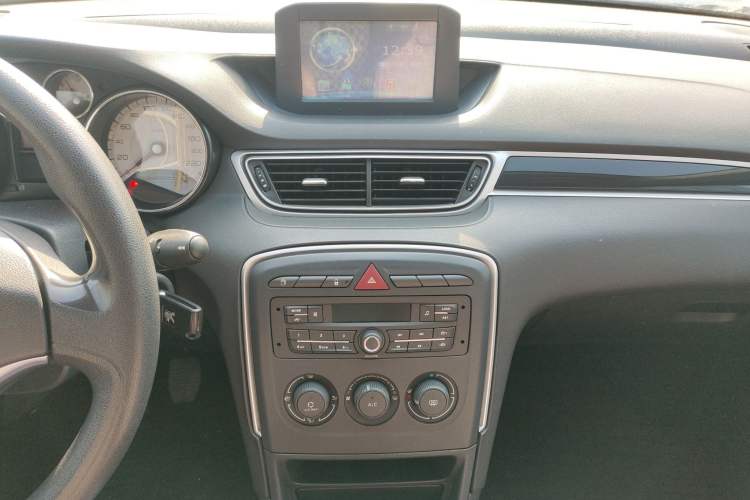 Used Peugeot 308 2014 Enjoy Edition Classic 1.6L Manual YouShang Model Audio And AC Panel