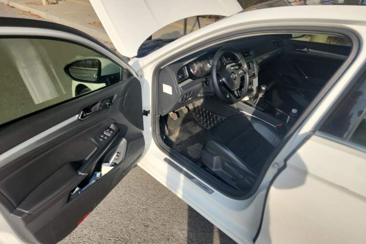 Used Volkswagen Lamando 2015 280TSI Manual Comfort Edition Driver Seat