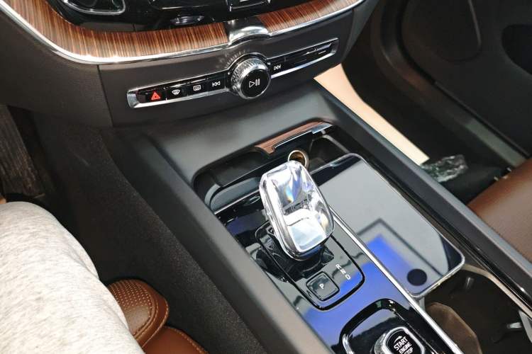 Used Volvo XC60 New Energy 2024 T8 Plug-in Hybrid Long-Range All-Wheel Drive Smart Luxury Edition