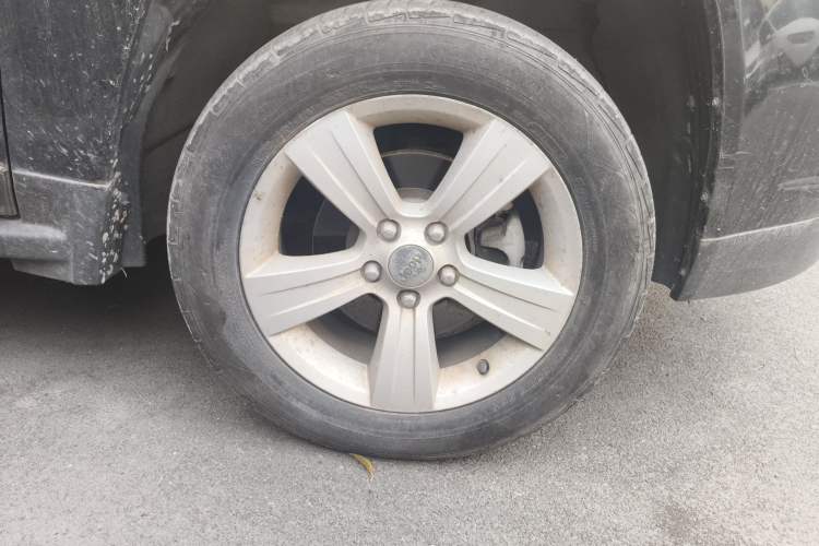 Used Jeep Compass 2015 2.0L two-wheel drive sport version Right Front Wheel Hub