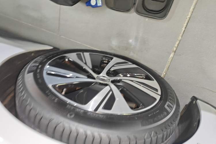 Used Nio ET5 2024 75 kWh Left Front Wheel Hub