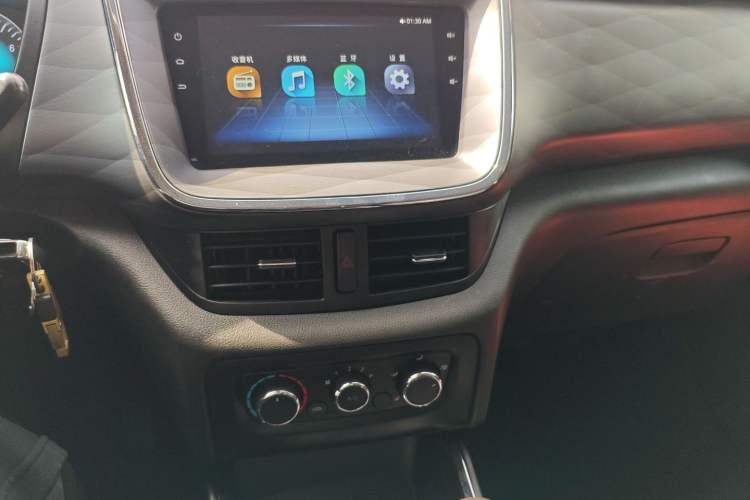 Used Jinbei Gold Hiace 2023 1.5L Passenger Vehicle Engineering Lion 5/6/7 Seater Audio And AC Panel