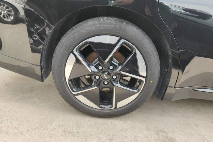 Used Wuling Xingguang 2025 610 km Smart Flagship Version Right Rear Wheel Hub