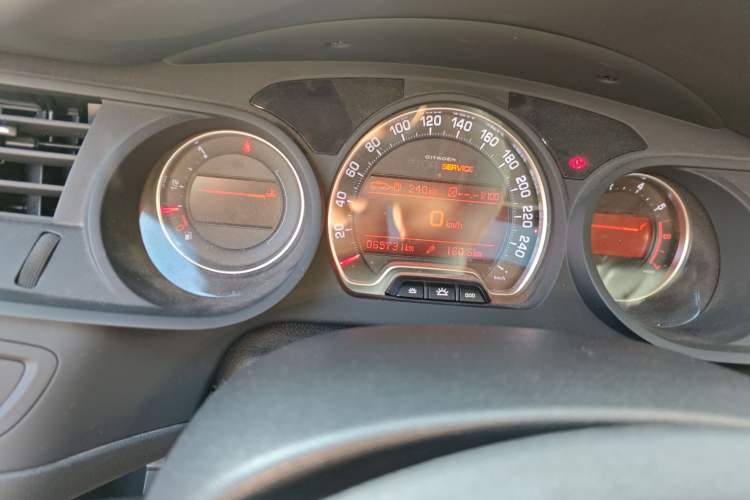 Used Citroen C5 2014 2.0L Automatic Luxury Edition Odometer Close Up