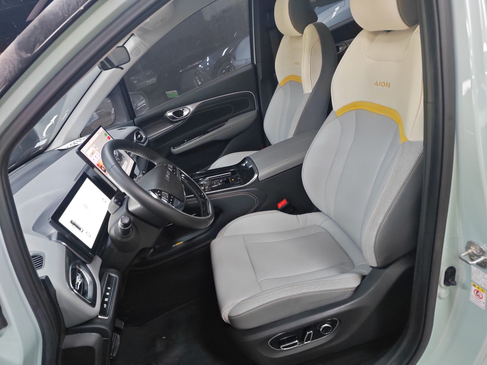 المقاعد الأمامية داخل السيارة