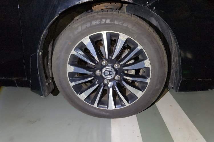 Used Honda Crider 2013 1.8L automatic luxury edition Right Front Wheel Hub