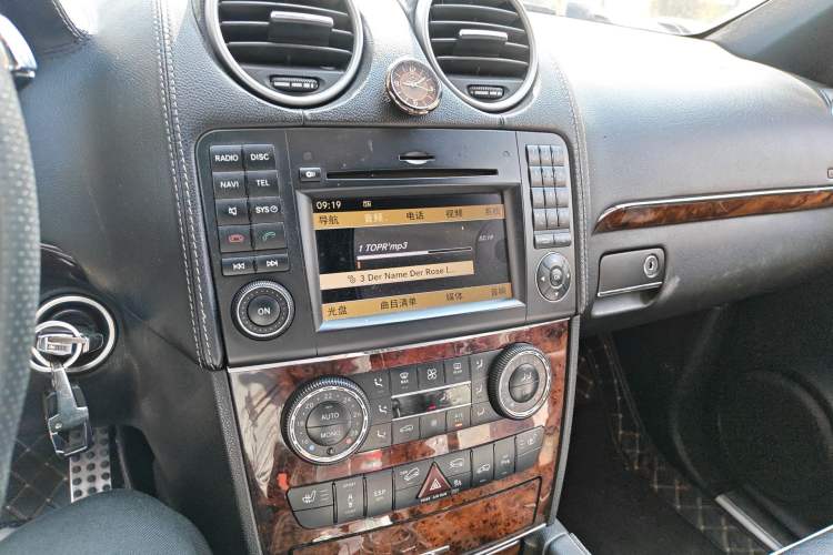 Used Mercedes-Benz M-Class 2010 ML 350 4MATIC Luxury Special Edition Audio And AC Panel