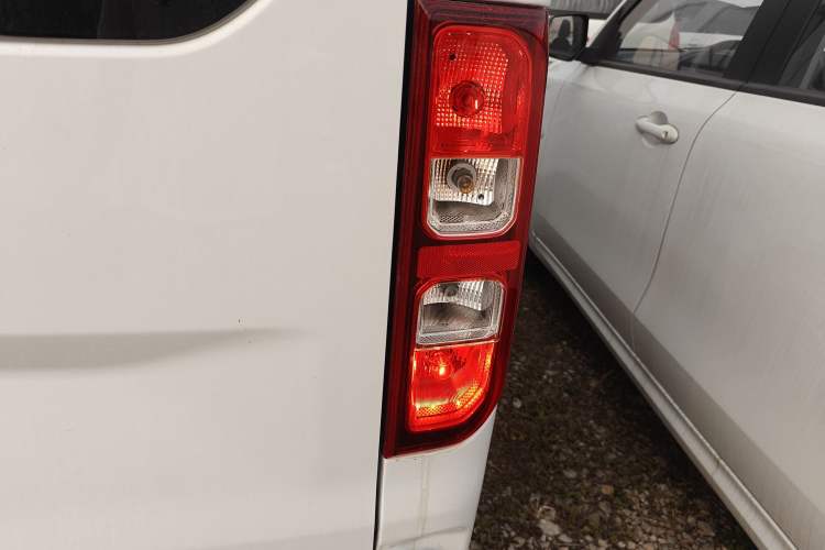 Used Wuling Yangguang 2024 300KM Comfort Version Passenger Van 75kW
