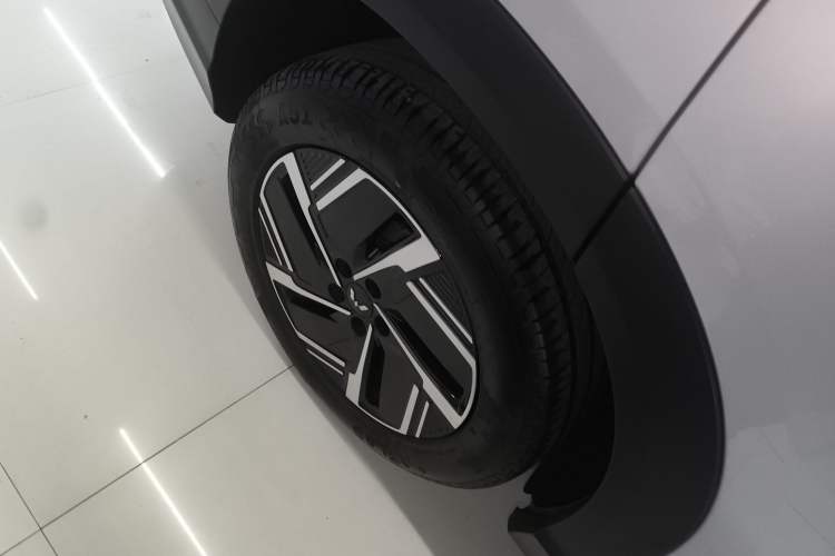 Used Wuling Xingguang S 2024 130 km Flagship Version Right Rear Wheel Hub