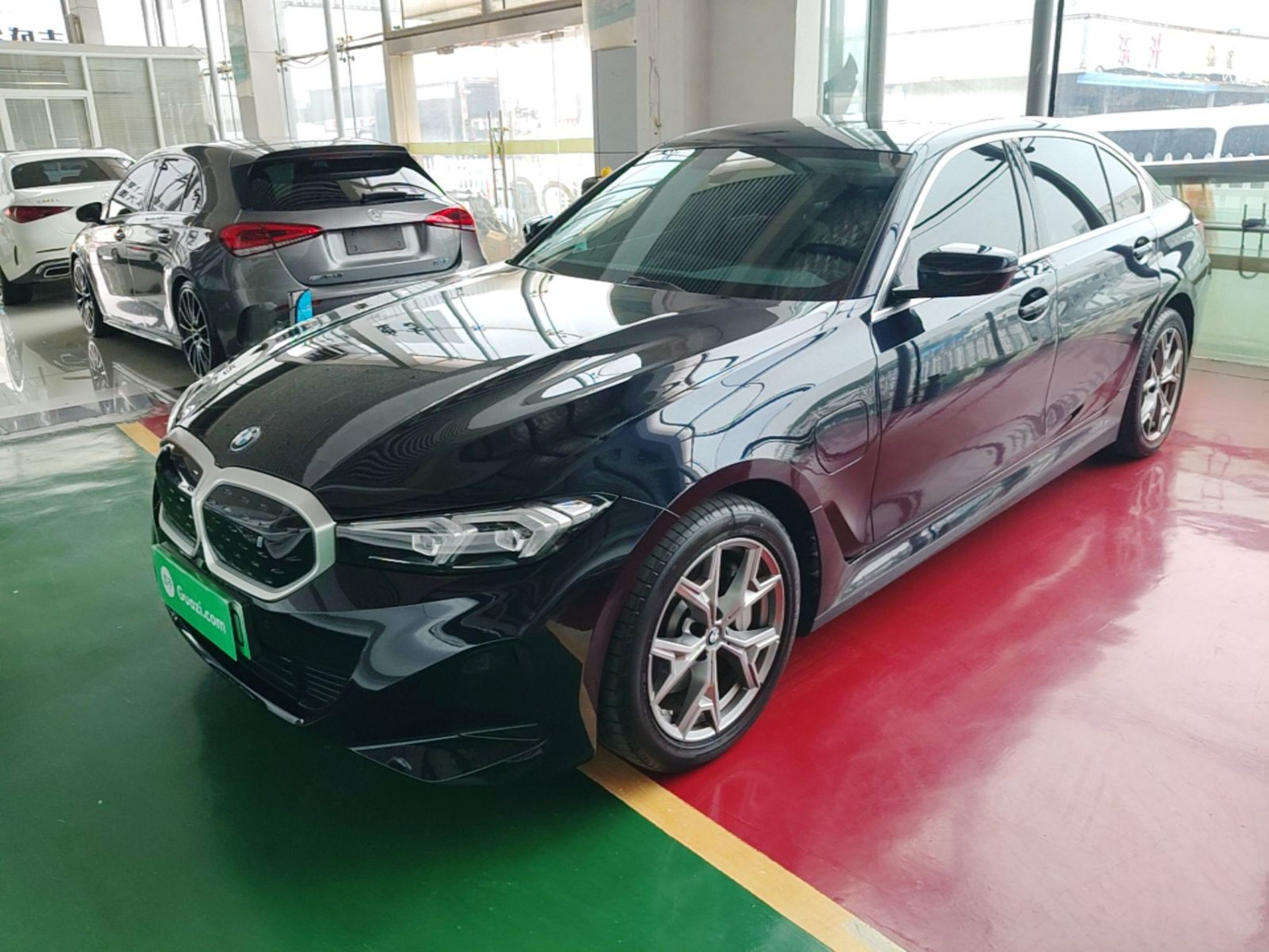 Unter der Vorderseite des Autos