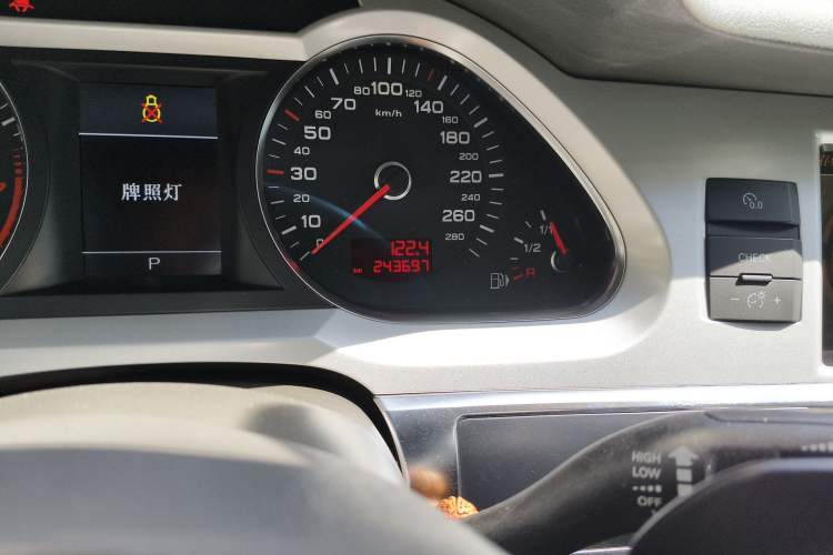 Used Audi A6L 2011 2.0 TFSI automatic Comfort trim Odometer Close Up