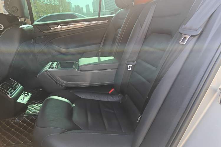 Used Volkswagen Phideon 2018 Revised Version 380TSI Two-Wheel Drive Business Edition Left Rear Seat