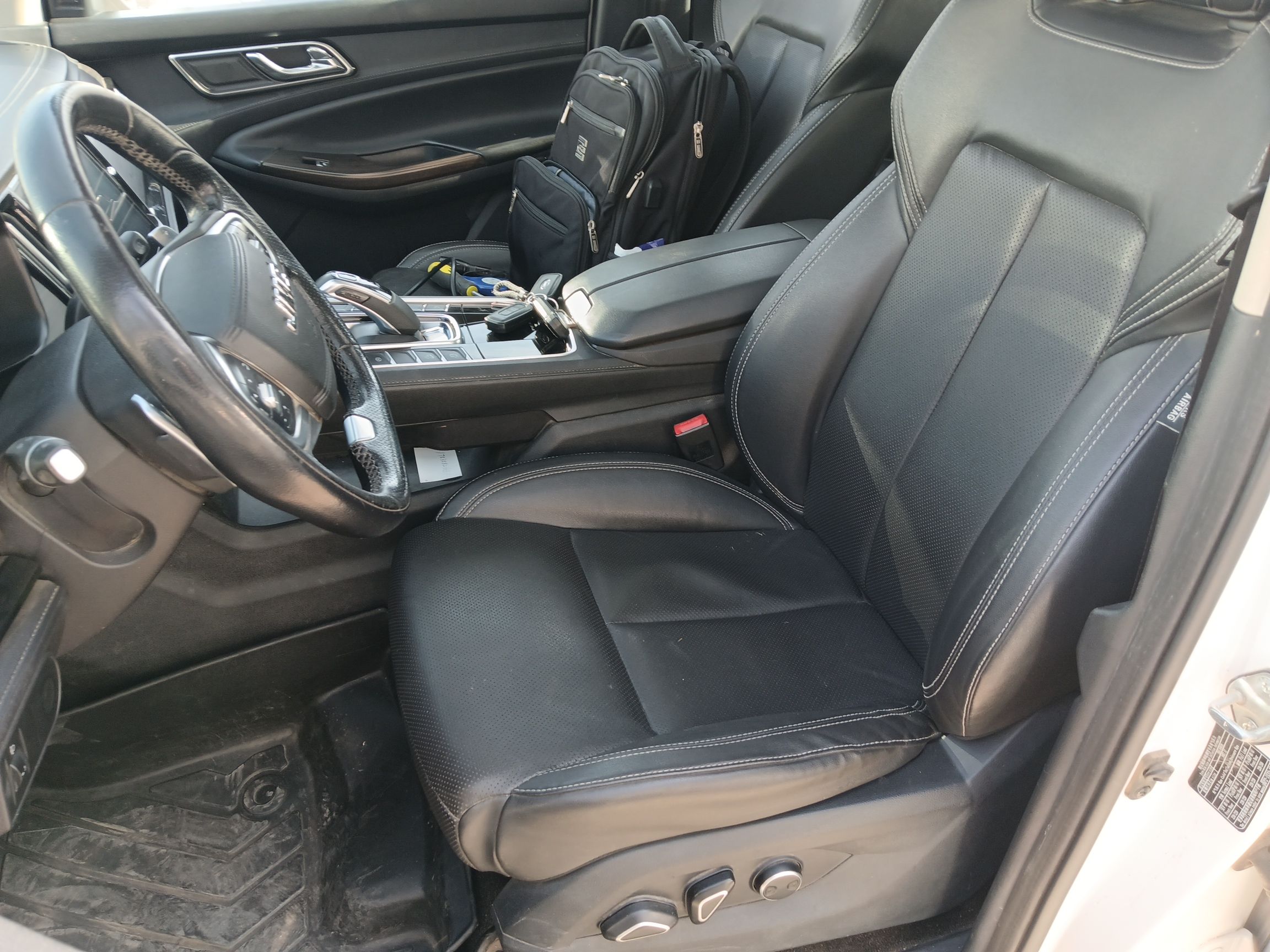 المقاعد الأمامية داخل السيارة