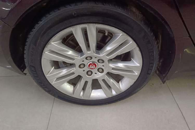 Used Jaguar XFL 2018 XFL 2.0T 250 PS Premium Edition Right Rear Wheel Hub