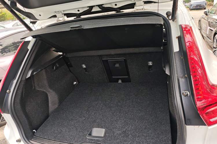 Used Volvo XC40 2024 B4 4x4 Smart Luxury Edition Trunk