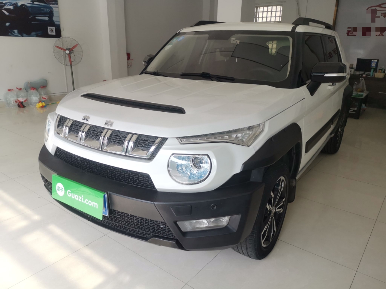 تحت مقدمة السيارة