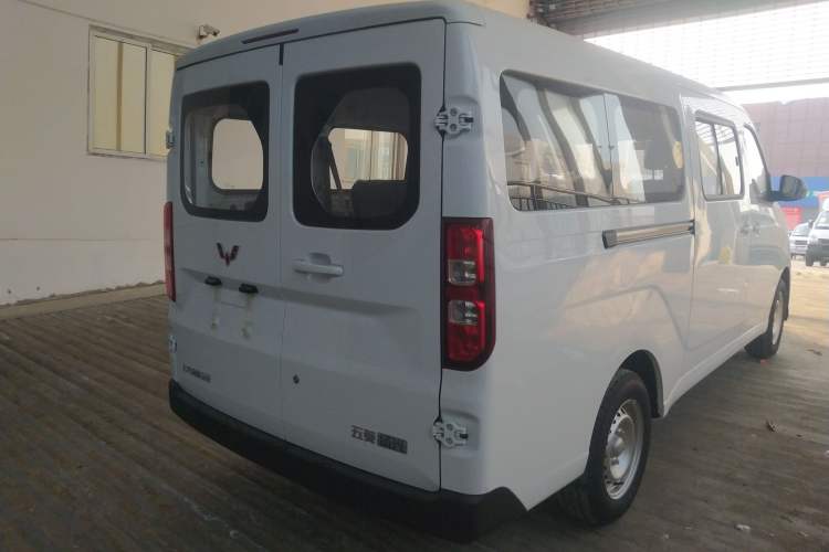Used Wuling Yangguang 2024 300KM Comfort Version Passenger Van 75kW