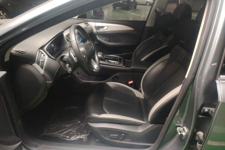 Used Roewe i6 MAX 2020 300TGI Automatic Supreme Edition with Cool Sunroof and Advanced Driving Features