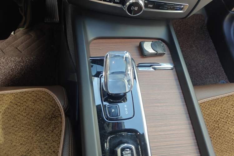 Used Volvo XC60 New Energy 2024 T8 Plug-in Hybrid Long-Range All-Wheel Drive Smart Luxury Edition Gear Lever