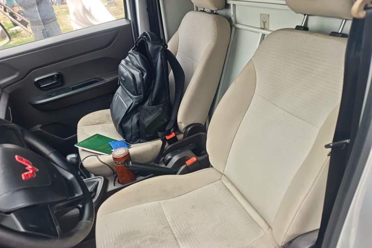 Used Wuling Hongguang V 2022 1.5L Jingqu Edition Enclosed-Window Vehicle with Hydraulic Power Steering LAR Left Front Seat