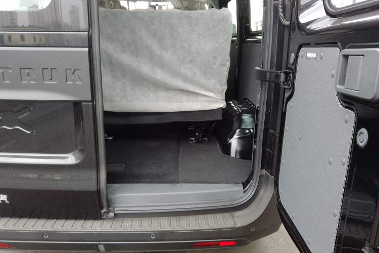 Used Sinotruk Pioneer V 2025 Multi-Function PRO Version 2.0T Automatic Short Wheelbase Low Roof Trunk