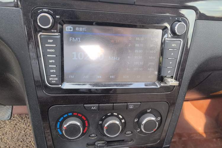 Used Dongfeng Fengon 360 2015 1.5L Manual Luxury 7-Seater China V Emission Standard Audio And AC Panel