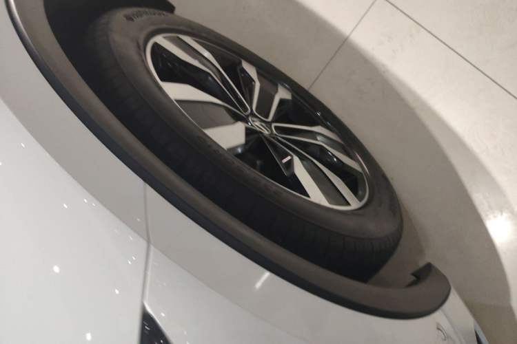 Used Volkswagen Tiguan L 2024 330TSI Automatic Two-Wheel Drive R-Line Enhanced Edition Left Front Wheel Hub