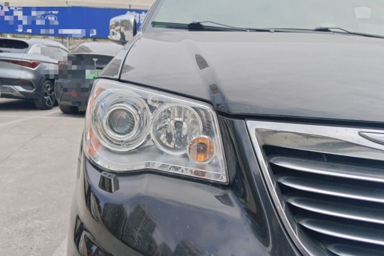 Used Chrysler Grand Voyager 2013 3.6L Luxury Edition Right Front Headlight