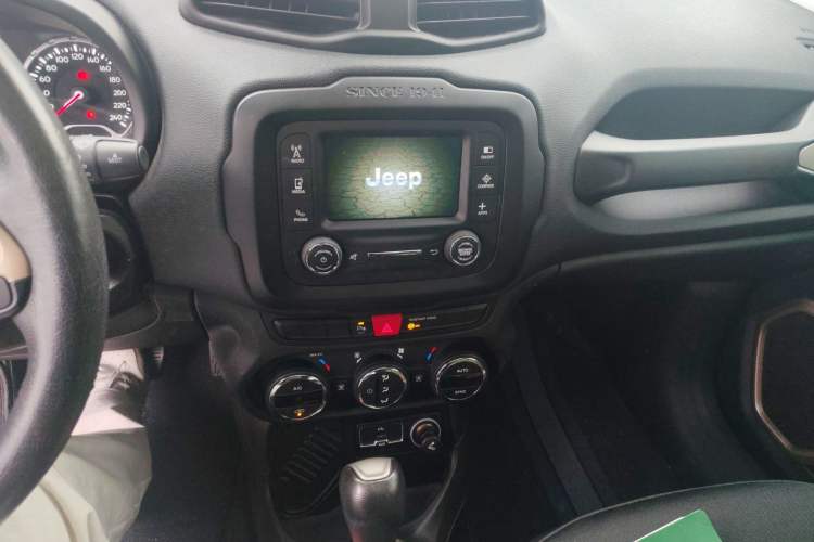 Used Jeep Renegade 2017 180T Automatic Jingneng Edition Audio And AC Panel