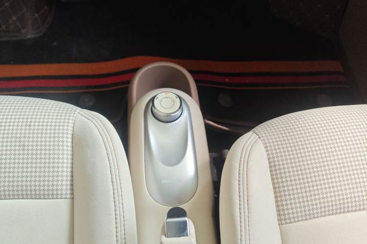 Used Wuling Hongguang MINIEV 2025 Four-Door Version Advanced Edition Gear Lever