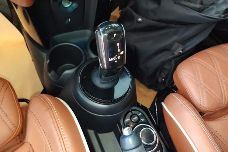 Used MINI MINI 2022 Updated 1.5T COOPER Artist Five-Door Edition
