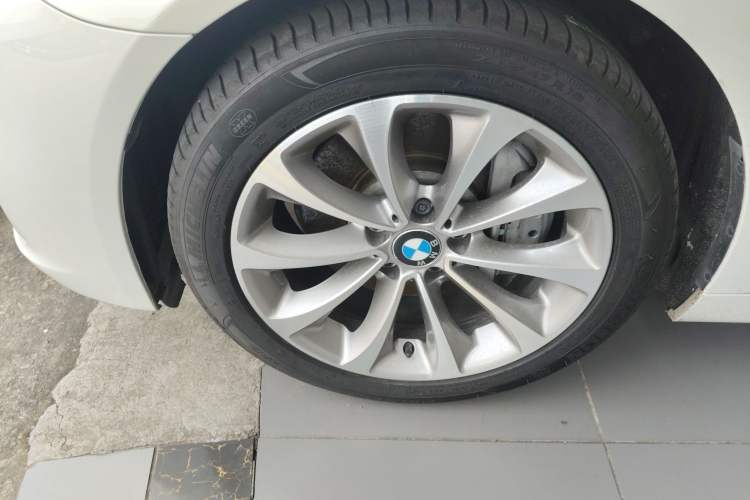 Used BMW 5 Series 2014 528Li Leading Model
