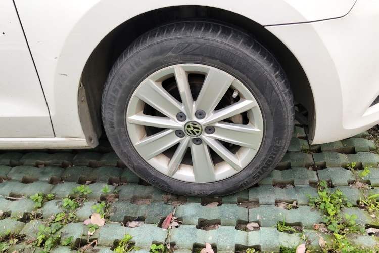 Used Volkswagen Jetta 2015 Value Edition 1.6L Automatic Comfort Version Right Front Wheel Hub